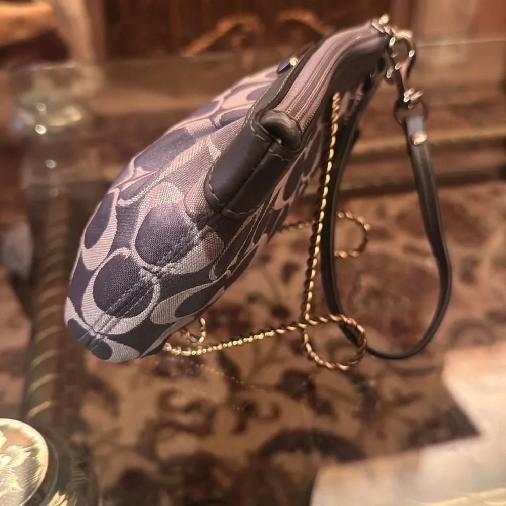 Coach wristlet with coach tag - Picture 5 of 7